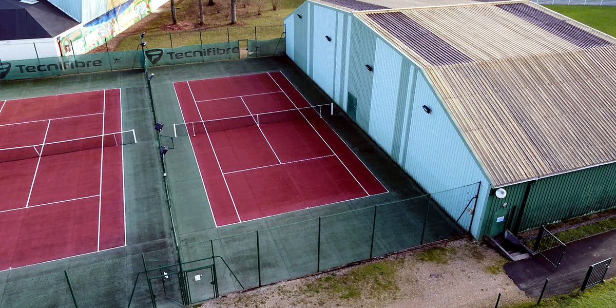 Vue aérienne des courts extérieurs et du court couvert